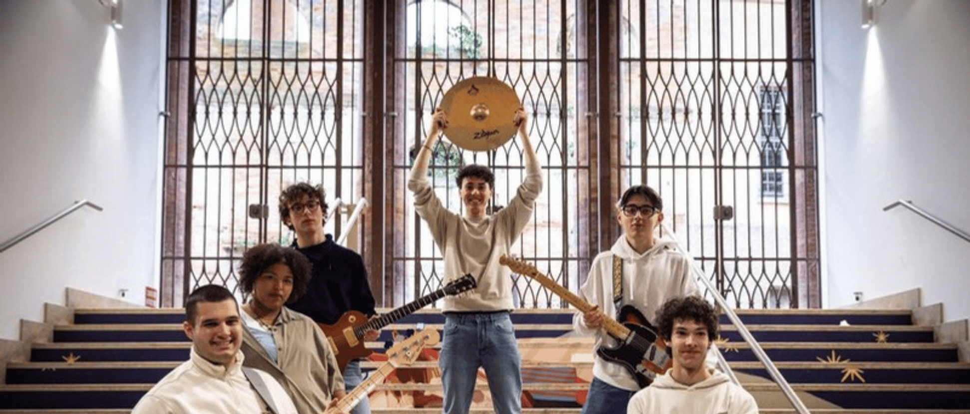 Giovani musicisti della scuola con i loro strumenti